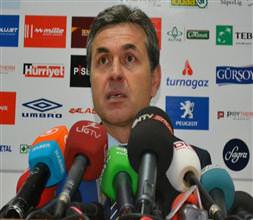 Kocaman hakemlere yüklendi!