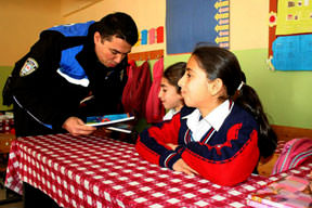 Polisten al hediyeyi