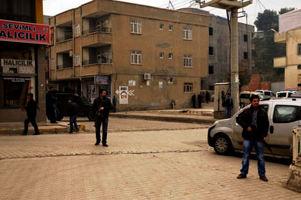 Polis aracına saldırı