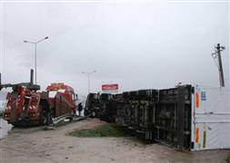 Şiddetli lodos, Bursa'yı savaş alanına çevirdi