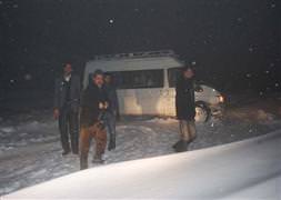Yolcu minibüsü karda 4 saat mahsur kaldı