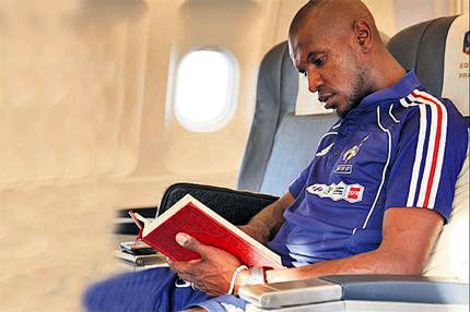 Her fırsatta Kuran okuyor