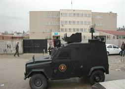 PKK yandaşları okul bastı!