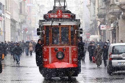 Kar, İstanbul'da da yüzünü gösterdi