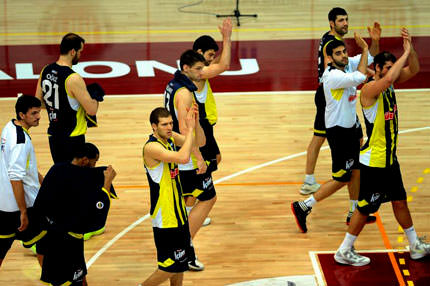 F.Bahçe Ülker Kazan önünde