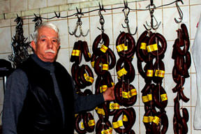 5 bin TL'lik sucuk çaldılar