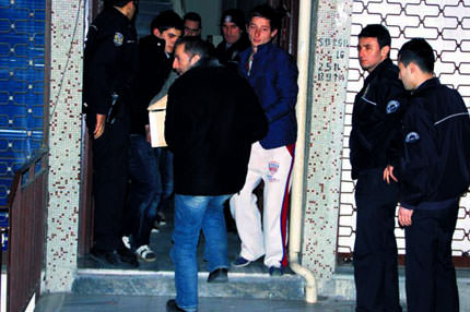 Zorla eve girdi boğazı kesildi