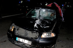 Canavarın üstünde öldü