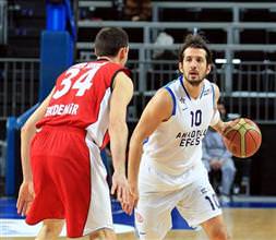 Anadolu Efes farklı galip!