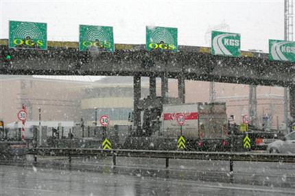 Kar, TEM otoyolunu trafiğe kapattı