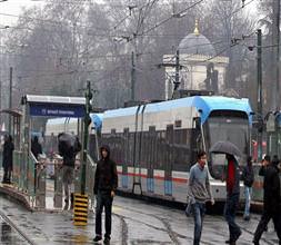 Tramvay yayaya çarptı