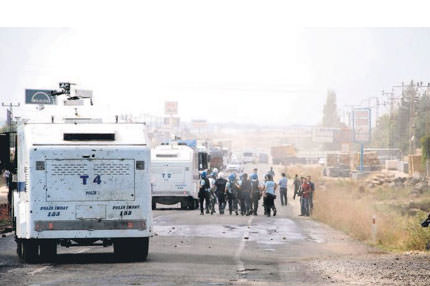 Mardin'de zırhı araç devrildi: 2'si polis, 3 yaralı