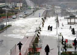Dalgalar yolu trafiğe kapattı