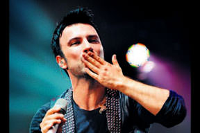 Güer yüzlü megastar