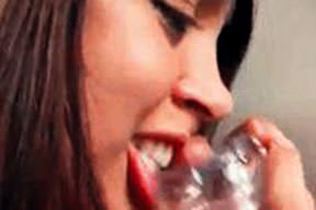 Bu kız uzaktan kumanda yiyor