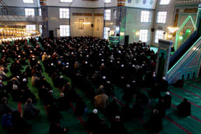 Kadınlar camiyi ısıttı