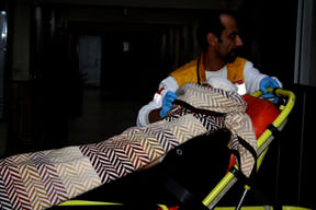 Karısını parkta dövüp bıçakladı