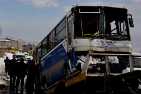 Otobüsün altına girdi