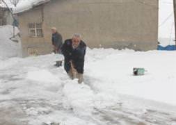Hakkari'de kar hayatı felç etti