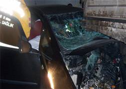 Dizi ekibini taşıyan araç ile TIR'a çarptı: 1 ölü