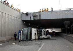 Belediye otobüsü köprüden uçtu