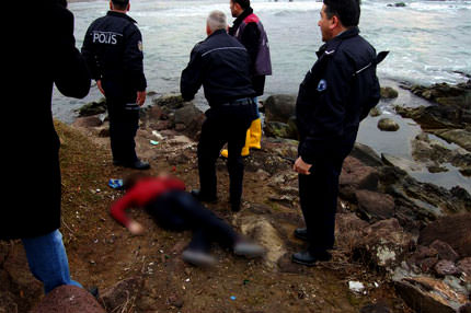 Liseli kız sevgilisine kızdı, denize atladı