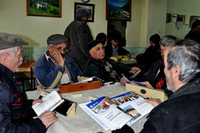 Okeye ara verip kitaba başlıyorlar