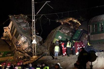 Polonya'da iki tren birbirine girdi
