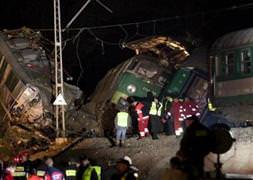 Polonya'da iki tren birbirine girdi