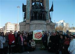 AK Partili kadınlar Taksim Meydanı'nda
