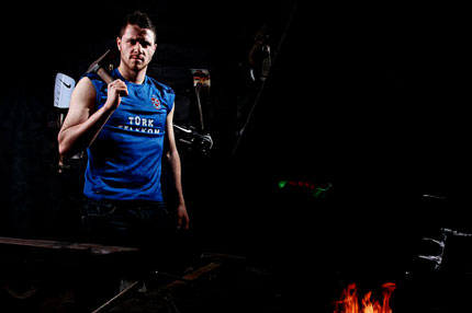 Kaybedince babam evde radyoyu kırar