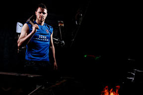 Kaybedince babam evde radyoyu kırar