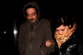 Yüzünde güller açıyor