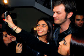 Kıvanç'a poz ablukası