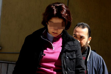 Bebeğini kesip çöpe attı