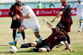 Timsah turu güçbela geçti