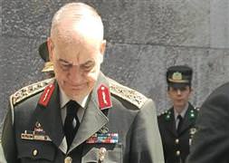 İlker Başbuğ salonu terk etti