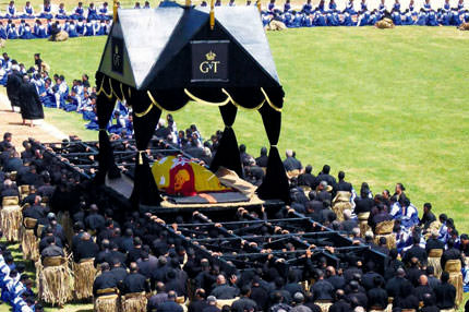 Tonga karalar bağladı