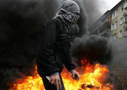 Bomba göstericinin elinde patladı