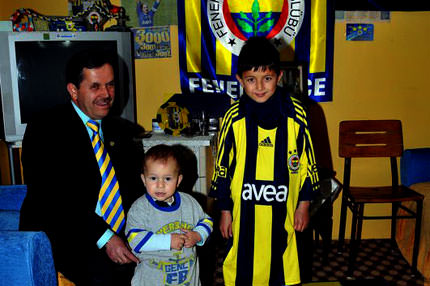 Kendi evini bile Sarı-Lacivert renge boyadı