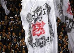 Taraftara hem uyarı hem jest