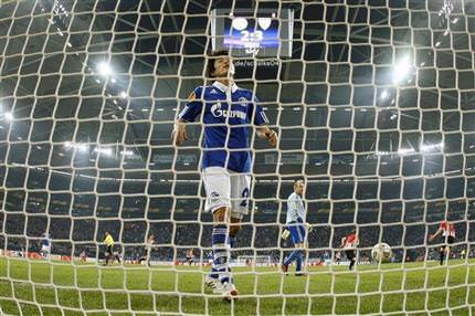Schalke taraftarından akıl almaz pankart!