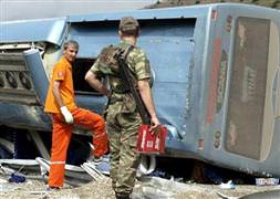 Otobüs şarampole yuvarlandı: 4 ölü 20 yaralı