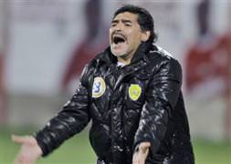 Maradona, tribünde taraftarlarla tartıştı