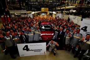 Oyak Renault'dan 4 milyonuncu oto