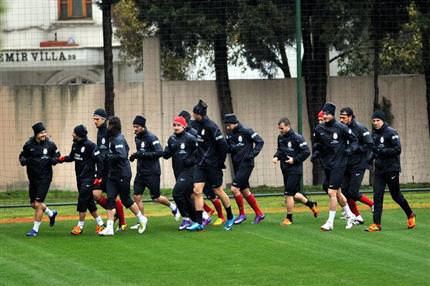 Yıldız futbolcu sakatlandı!