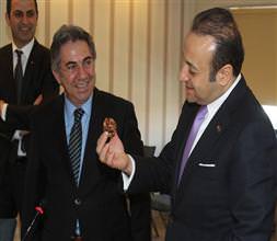 Cezeryeyi görünce espriyi patlattı!