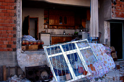 Balkon çöktü 1 ölü 1 yaralı