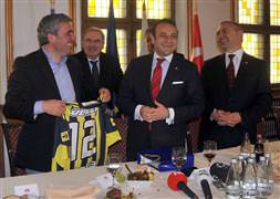 Hagi'ye Fenerbahçe forması hediye etti