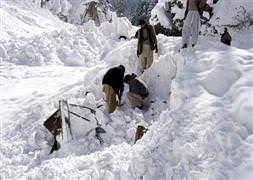 Pakistan'da 130 asker çığ altında kaldı